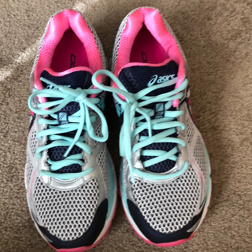 Tennis shoes